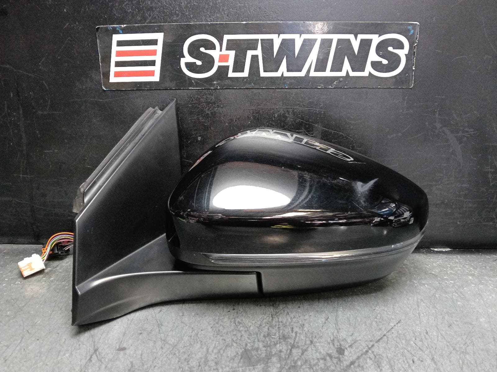Used auto part listing image: 2023 PEUGEOT 3008 LEFT DOOR MIRROR P84, POWER FOLD, BLIND SPOT, AUTO DIP, NON CAMERA, LOGO PROJECTION TYPE, GLOSS BLACK, 11/20-12/23 0000405126