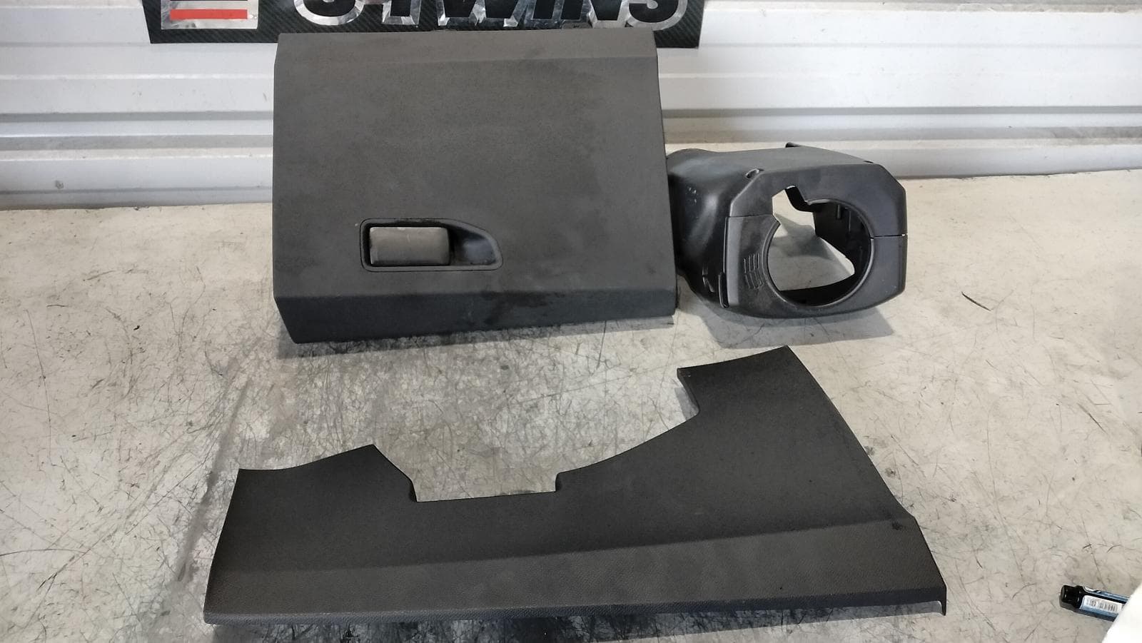 Used auto part listing image: 2023 PEUGEOT 3008 GLOVE BOX P84, 10/16-12/23 0000393480
