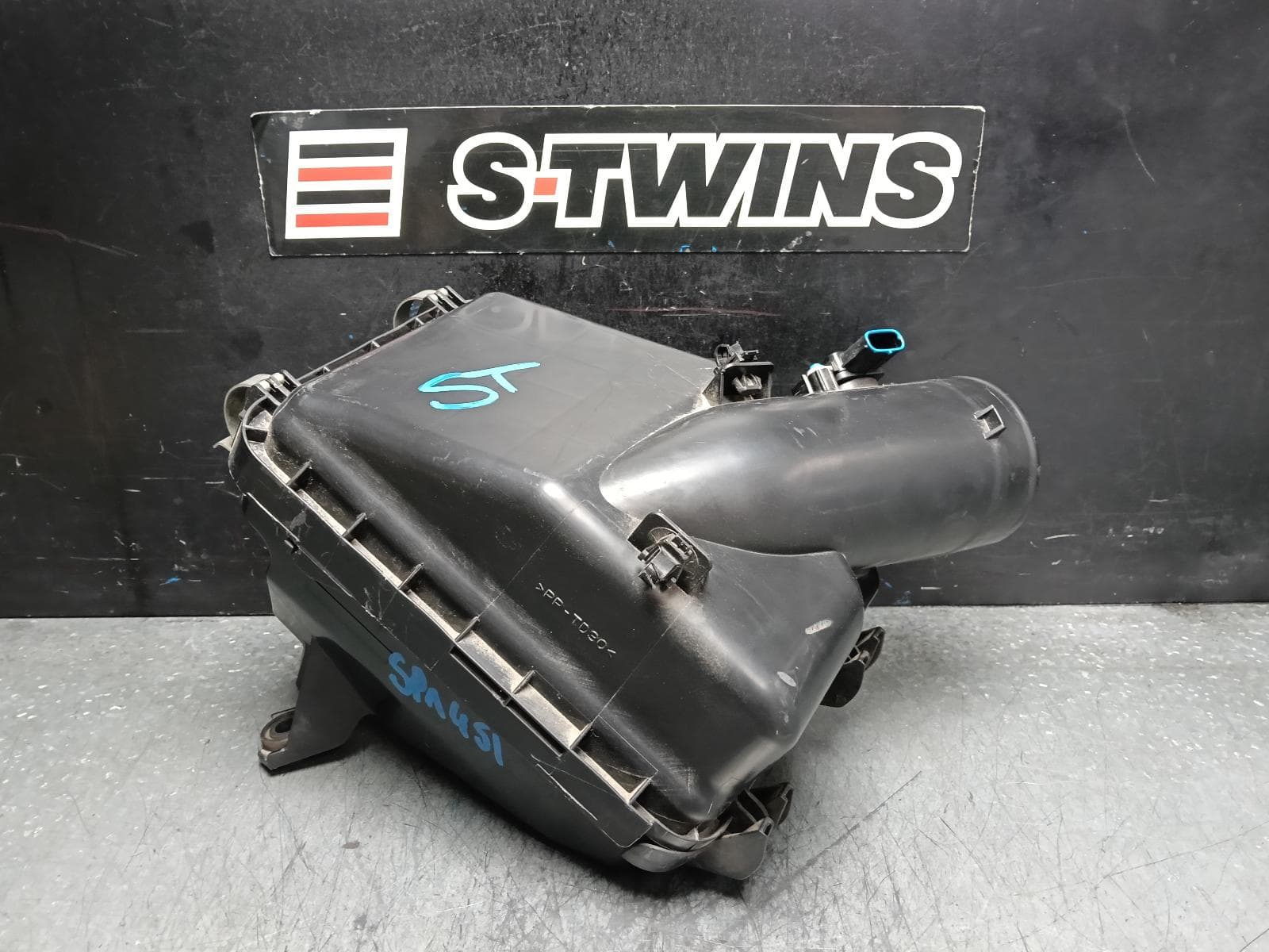 Used auto part listing image: 2016 MITSUBISHI OUTLANDER AIR CLEANER BOX AIR CLEANER, ZJ-ZL, DIESEL, 10/12-07/21 0000392670