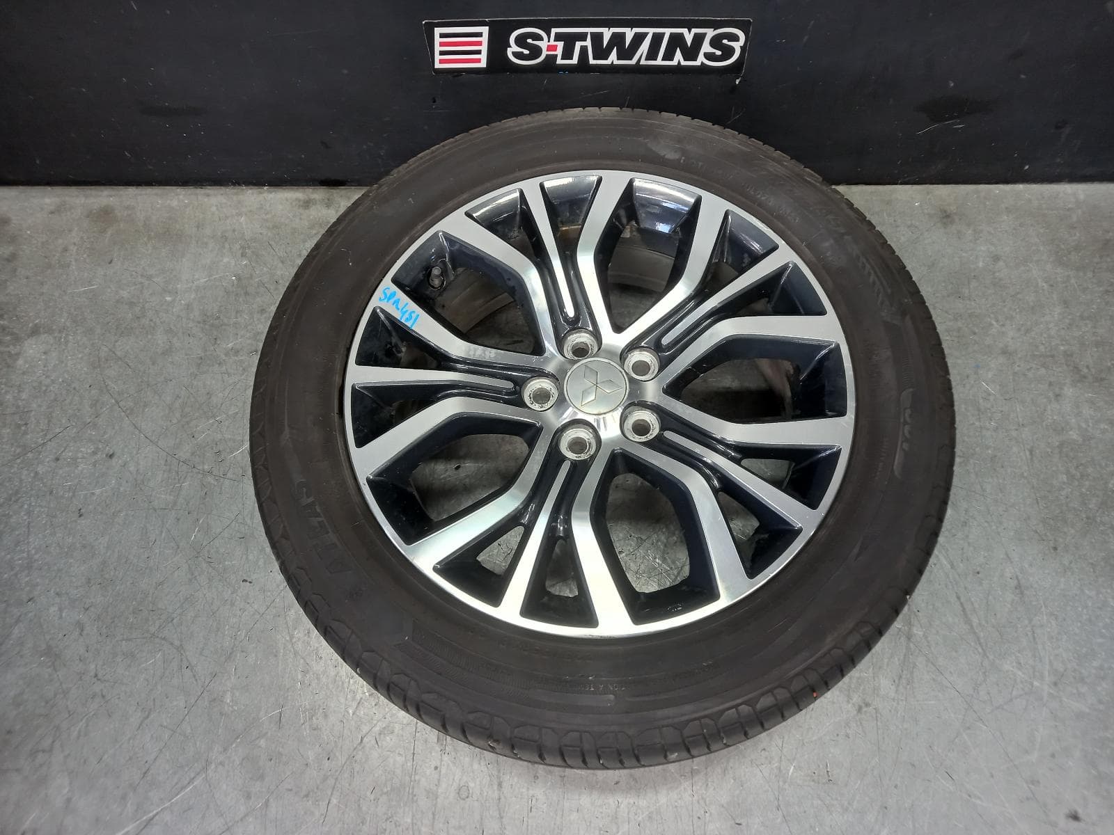Used auto part listing image: 2016 MITSUBISHI OUTLANDER WHEEL MAG FACTORY, 18X7IN, W/ DARK ACCENTS, ZK, 01/15-03/18 0000392677