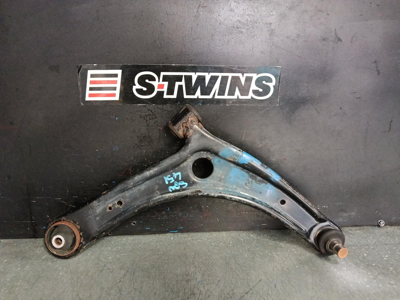 Used auto part listing image: 2016 MITSUBISHI OUTLANDER RIGHT FRONT LOWER CONTROL ARM ZK-ZL, 07/15-07/21 0000391319