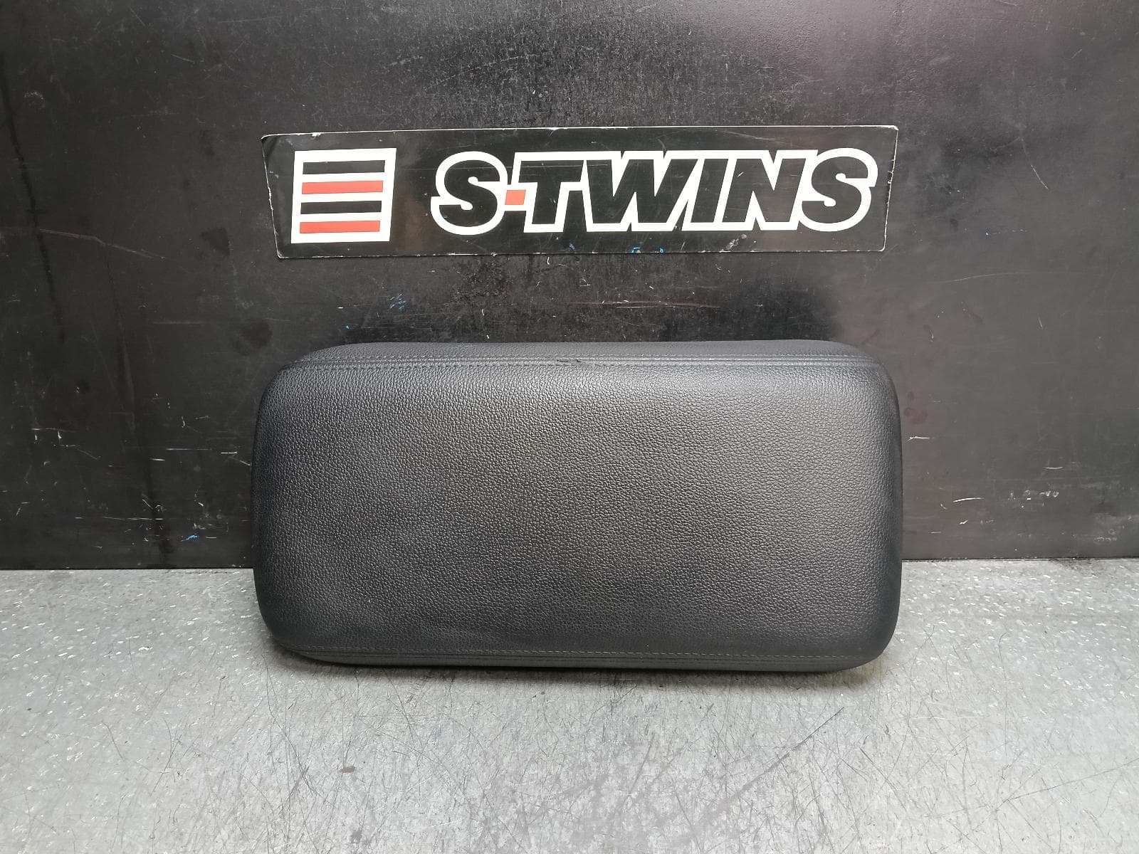 Used auto part listing image: 2016 MITSUBISHI OUTLANDER CONSOLE CONSOLE LID ONLY, ZJ-ZK, 10/12-06/17 0000392680