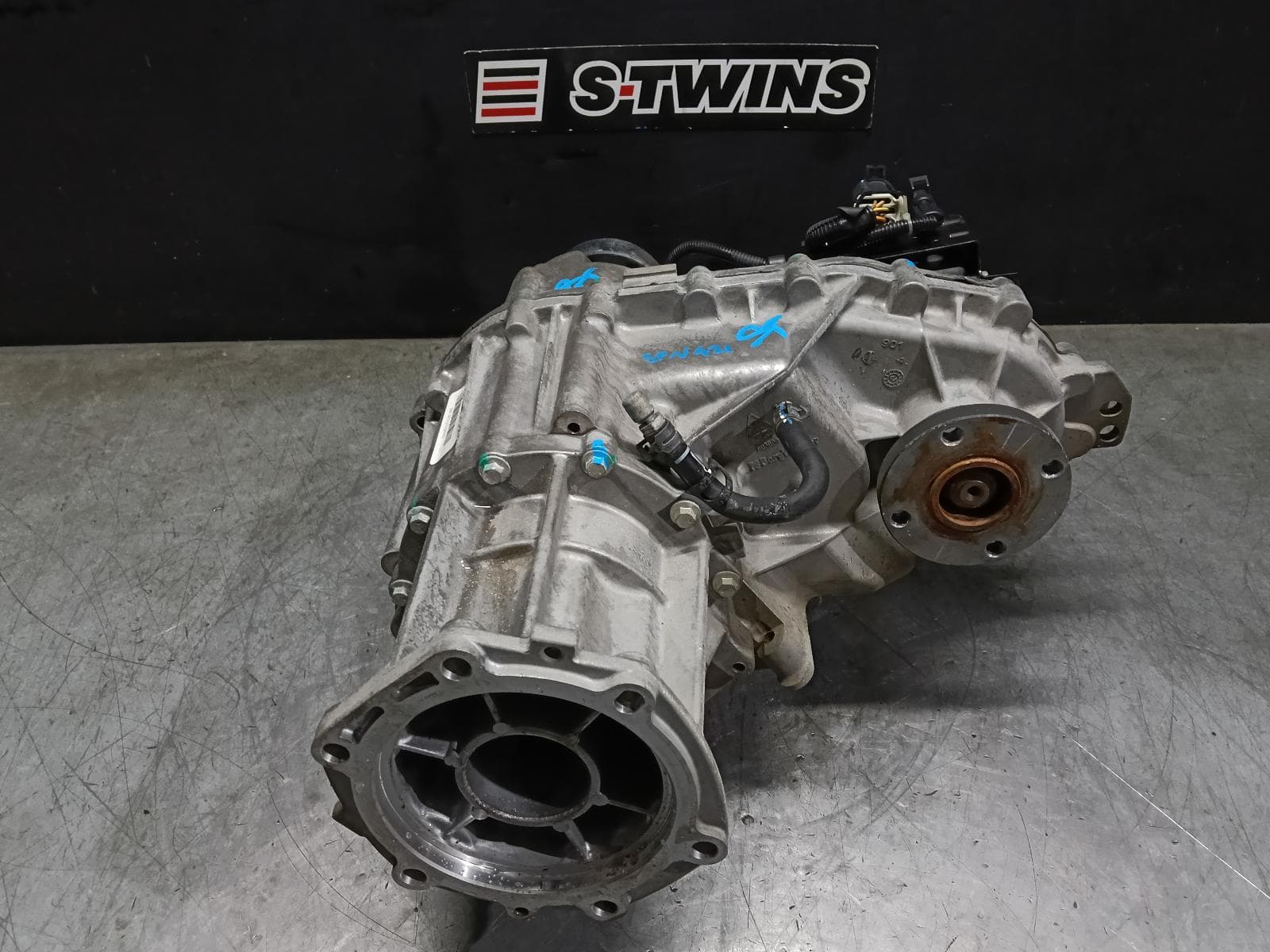 Used auto part listing image: 2021 LDV D90 TRANSFER CASE PETROL, 2.0, TURBO, SV9A, 11/17- 0000397127