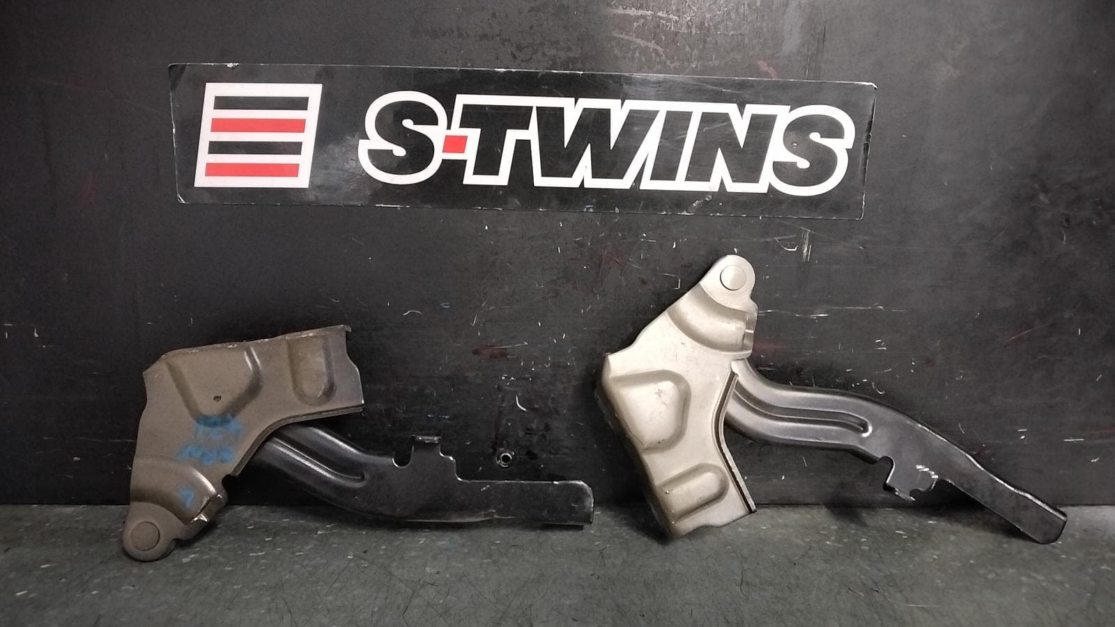 Used auto part listing image: 2021 LDV D90 BONNET HINGE STRUT SV9A, HINGE (PAIR), 11/17- 0000397620