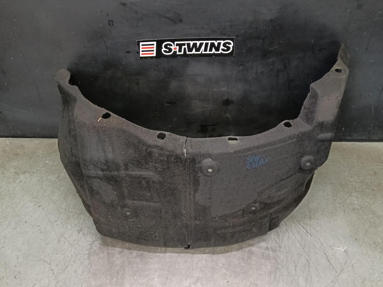 Used auto part listing image: 2021 LDV D90 RIGHT GUARD LINER SV9A, FRONT, 11/17- 0000397622