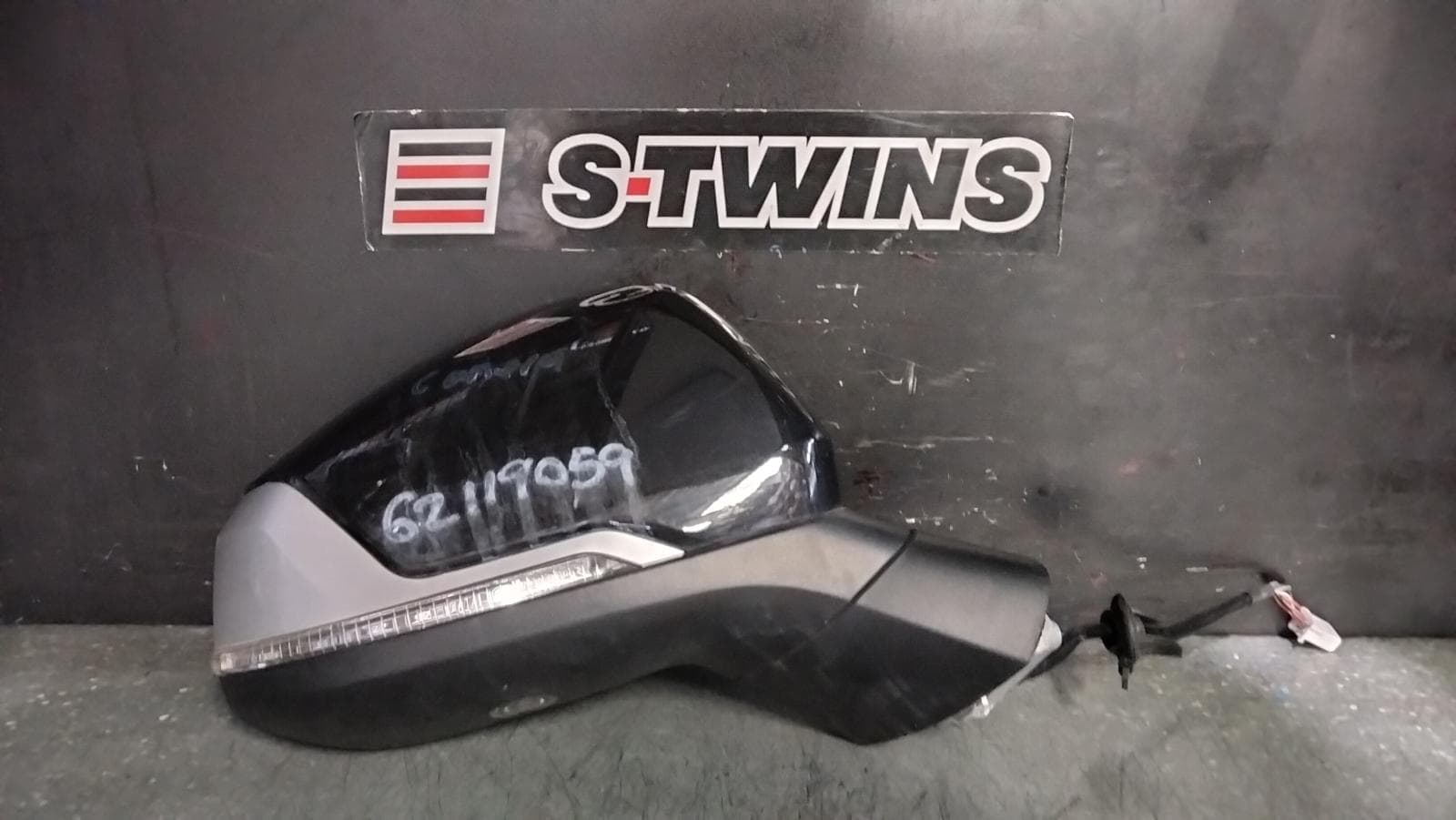 Used auto part listing image: 2021 LDV D90 RIGHT DOOR MIRROR SV9A, W/ POWER FOLD, PUDDLE LAMP, NON CAMERA TYPE, 11/17-04/24 0000397623
