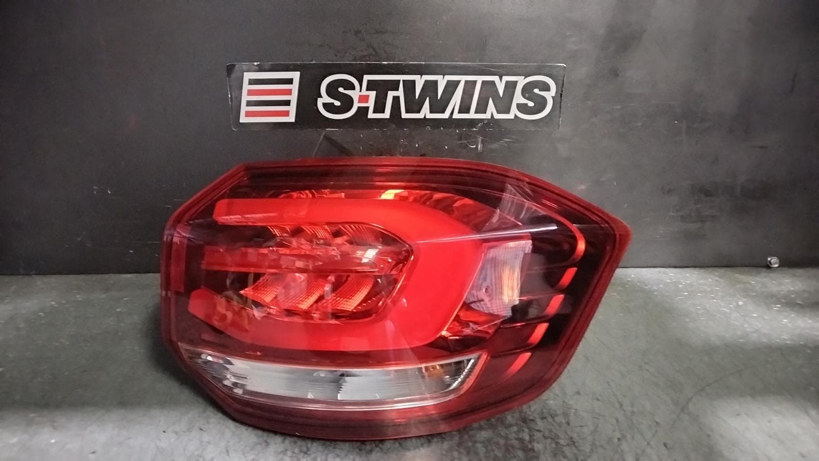 Used auto part listing image: 2021 LDV D90 RIGHT TAILLIGHT SV9A, IN BODY, W/ HALOGEN TYPE, 11/17-04/24 0000397627