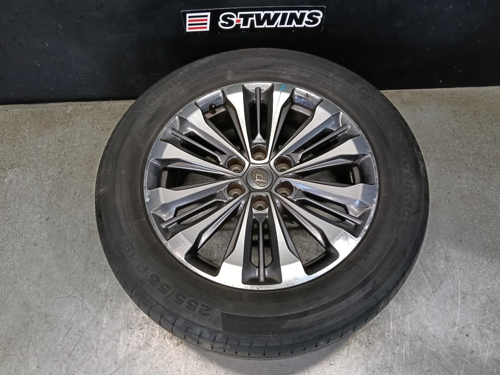 Used auto part listing image: 2021 LDV D90 WHEEL MAG FACTORY, 19X7.5IN, MULTI SPOKE, SV9A, 11/17-04/24 0000397631