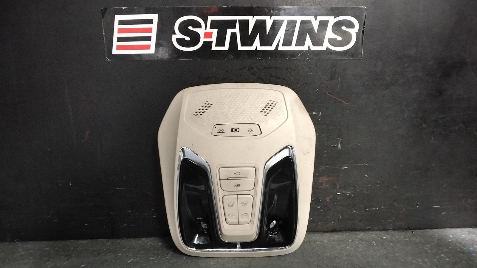 Used auto part listing image: 2021 LDV D90 COURTESY LIGHT SV9A, FRONT, 11/17- 0000397635