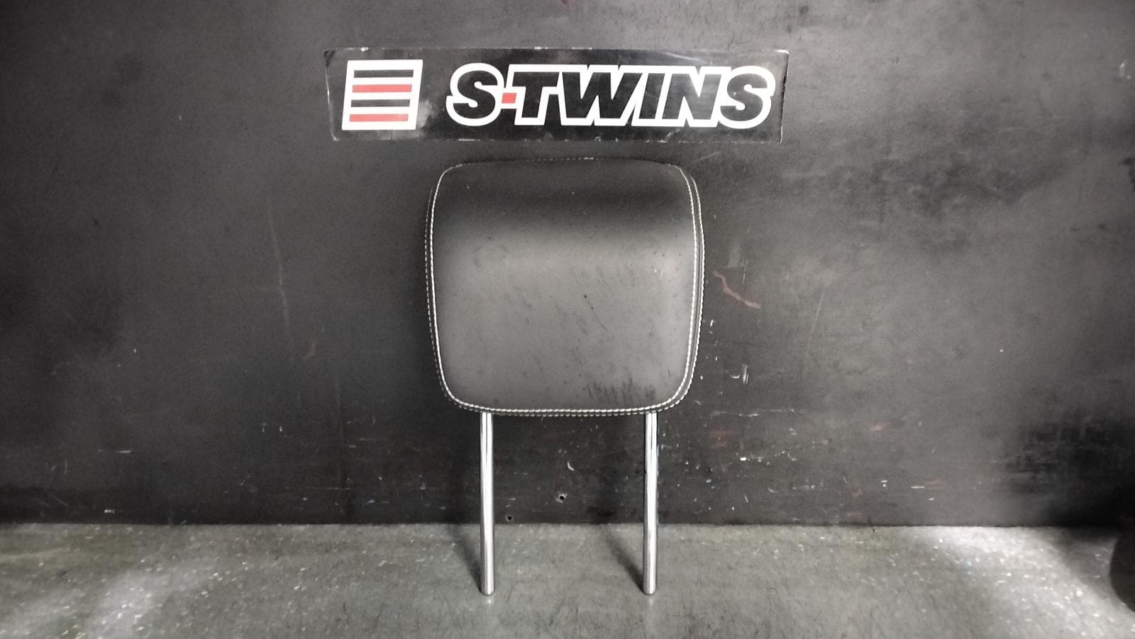 Used auto part listing image: 2021 LDV D90 HEADREST SV9A, RH REAR, 3RD ROW, LEATHER, 11/17- 0000397638