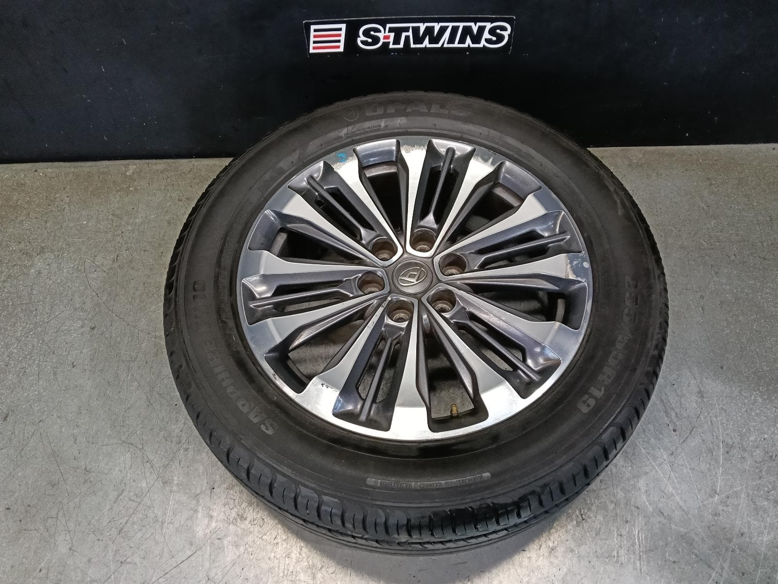 Used auto part listing image: 2021 LDV D90 WHEEL MAG FACTORY, 19X7.5IN, MULTI SPOKE, SV9A, 11/17-04/24 0000397641