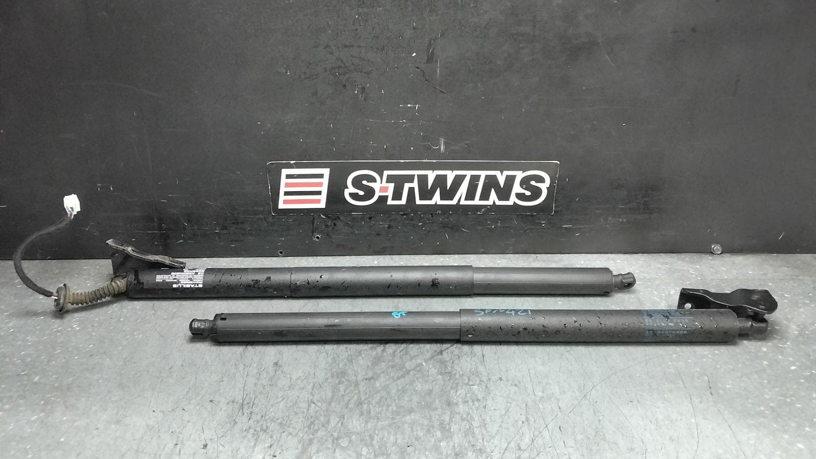 Used auto part listing image: 2021 LDV D90 HATCH STRUT SV9A, TAILGATE STRUT (PAIR), POWER LIFTGATE TYPE, 11/17- 0000397642
