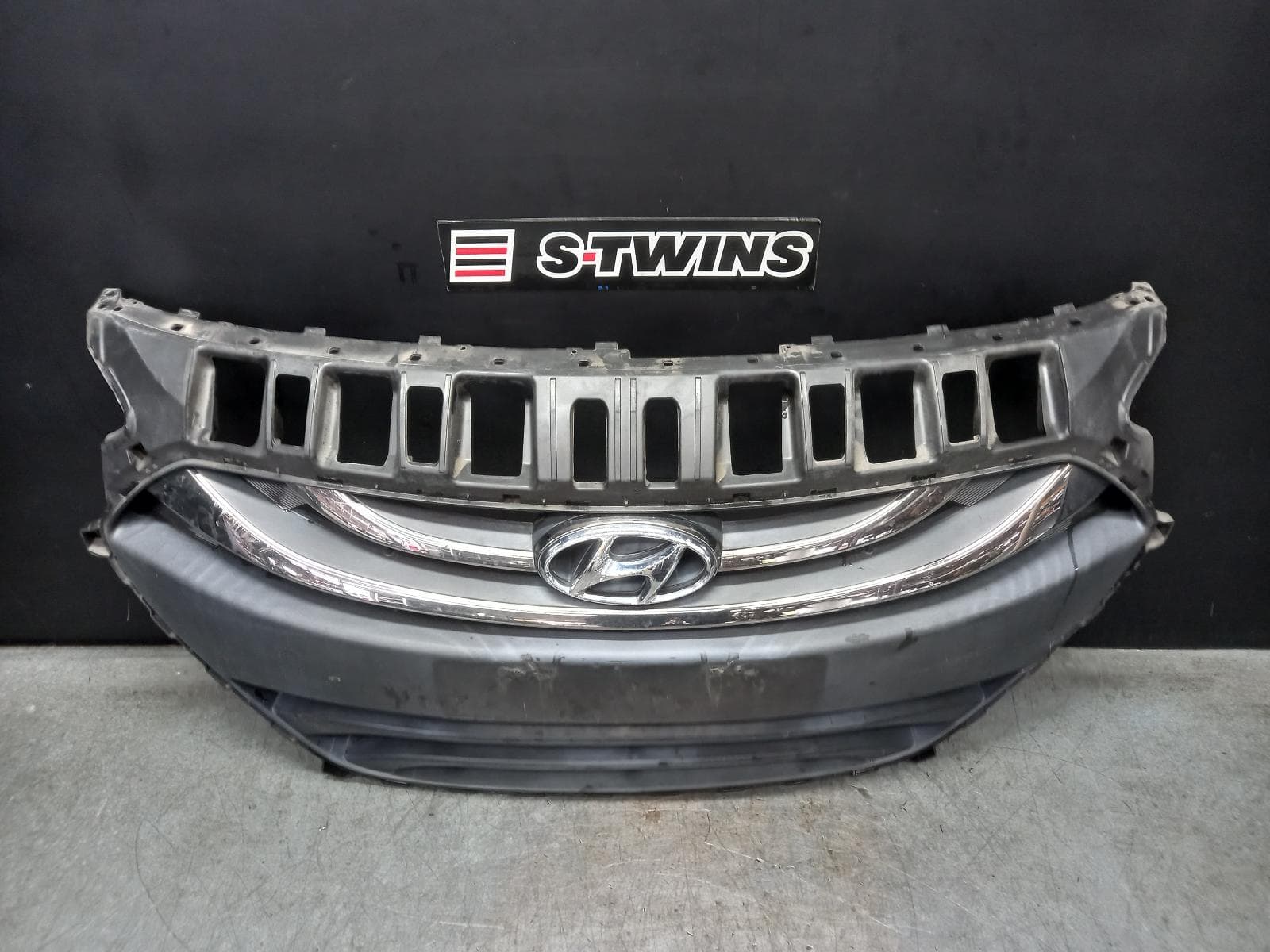 Used auto part listing image: 2014 HYUNDAI I30 GRILLE RADIATOR GRILLE, GD, 5DR HATCH, SLAT/BAR TYPE, W/ CHROME UPPER BARS, NON COLOUR CODED, 03/12-02/17 0000376185