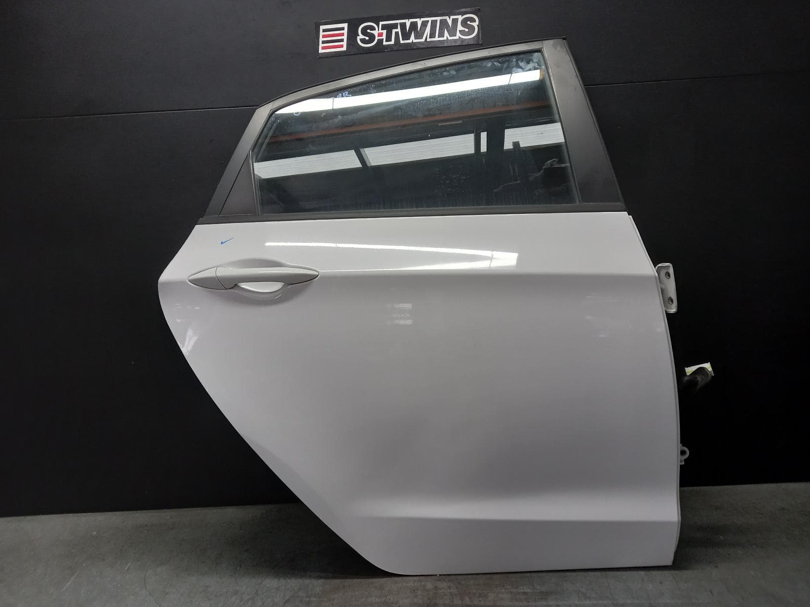 Used auto part listing image: 2014 HYUNDAI I30 RIGHT REAR DOOR SLIDING GD, 5DR HATCH, 03/12-04/17 0000376203