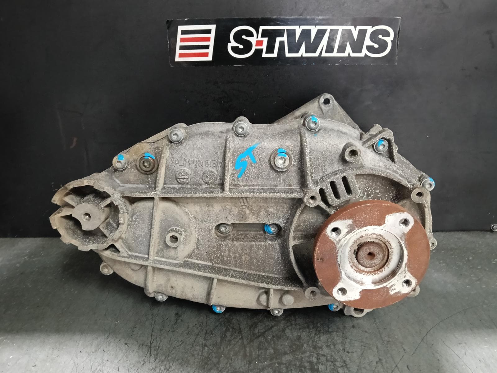Used auto part listing image: 2018 VOLKSWAGEN AMAROK TRANSFER CASE 2H, W/ SELF LOCKING CENTRE DIFF, NON LOW RANGE TYPE, 10/10-09/22 0000394560
