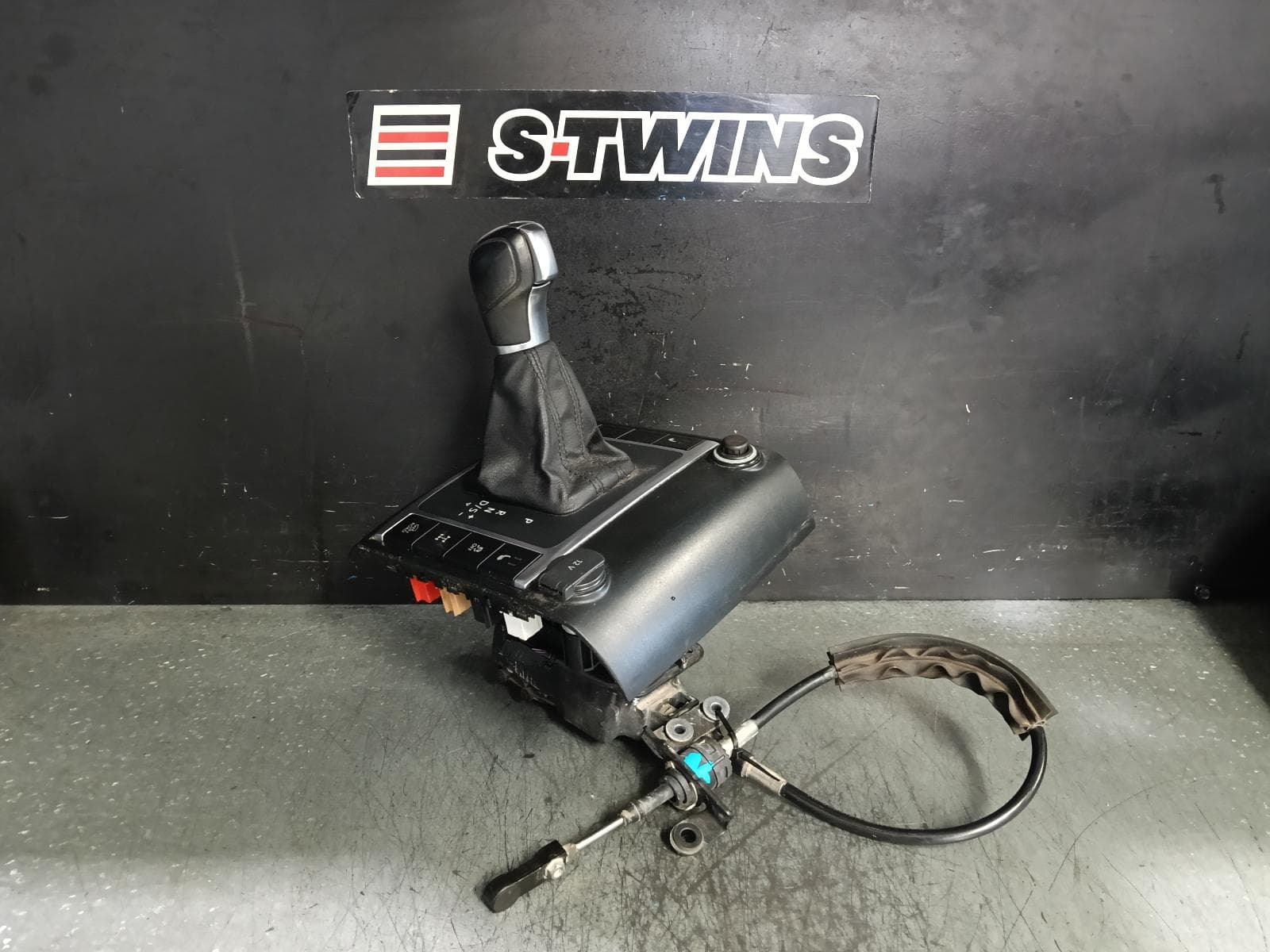 Used auto part listing image: 2018 VOLKSWAGEN AMAROK GEAR STICK SHIFTER GEAR SHIFTER, AUTO T/M TYPE, 2H, 10/10-09/22 0000394905