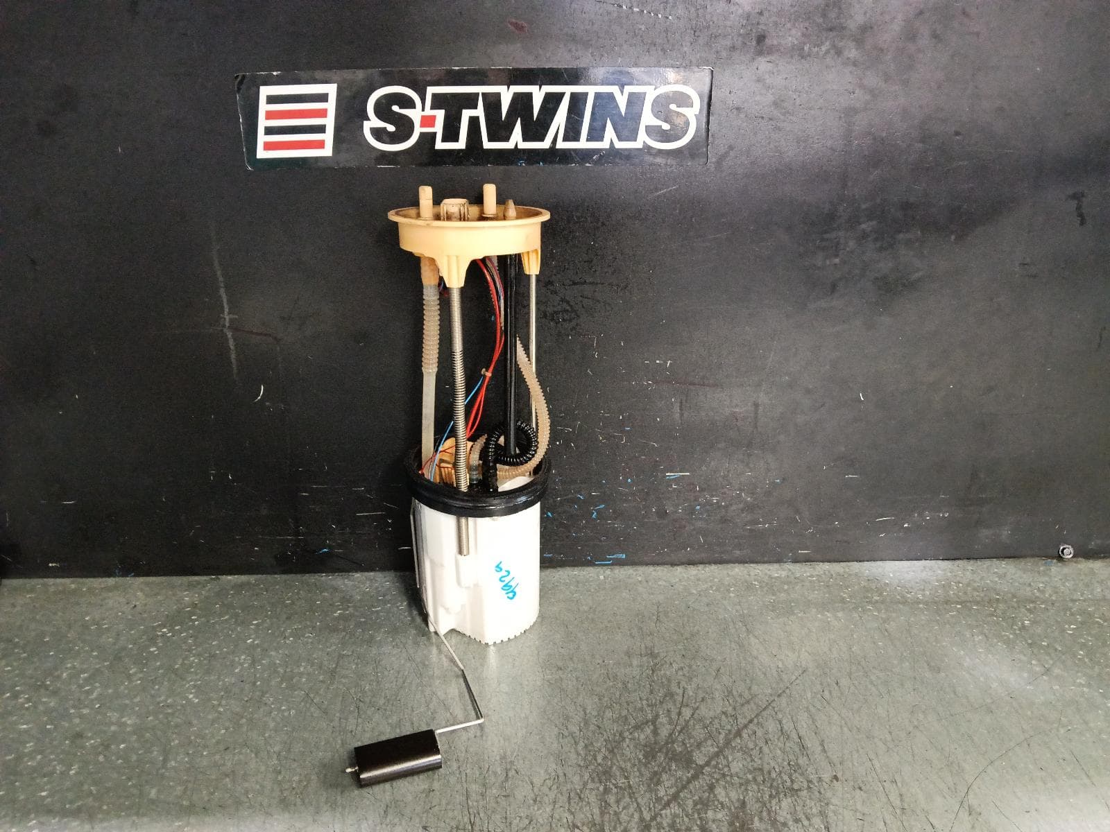 Used auto part listing image: 2018 VOLKSWAGEN AMAROK FUEL PUMP DIESEL, 3.0, DDXC/DDXD/DDXE CODE, IN TANK (PUMP & SENDER), 2H, 09/16-09/22 0000394909