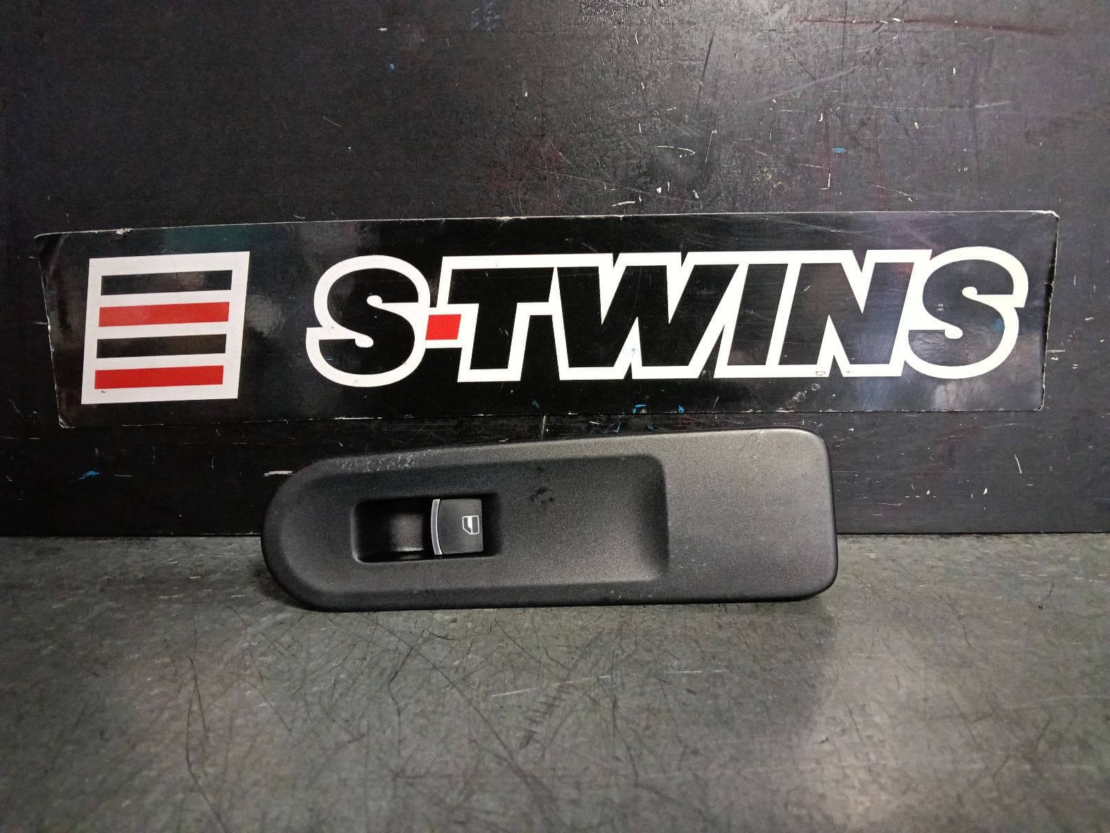 Used auto part listing image: 2018 VOLKSWAGEN AMAROK PWR DR WIND SWITCH LH FRONT, W/ CHROME ON SWITCH TYPE, 2H, 06/16-09/22 0000394917