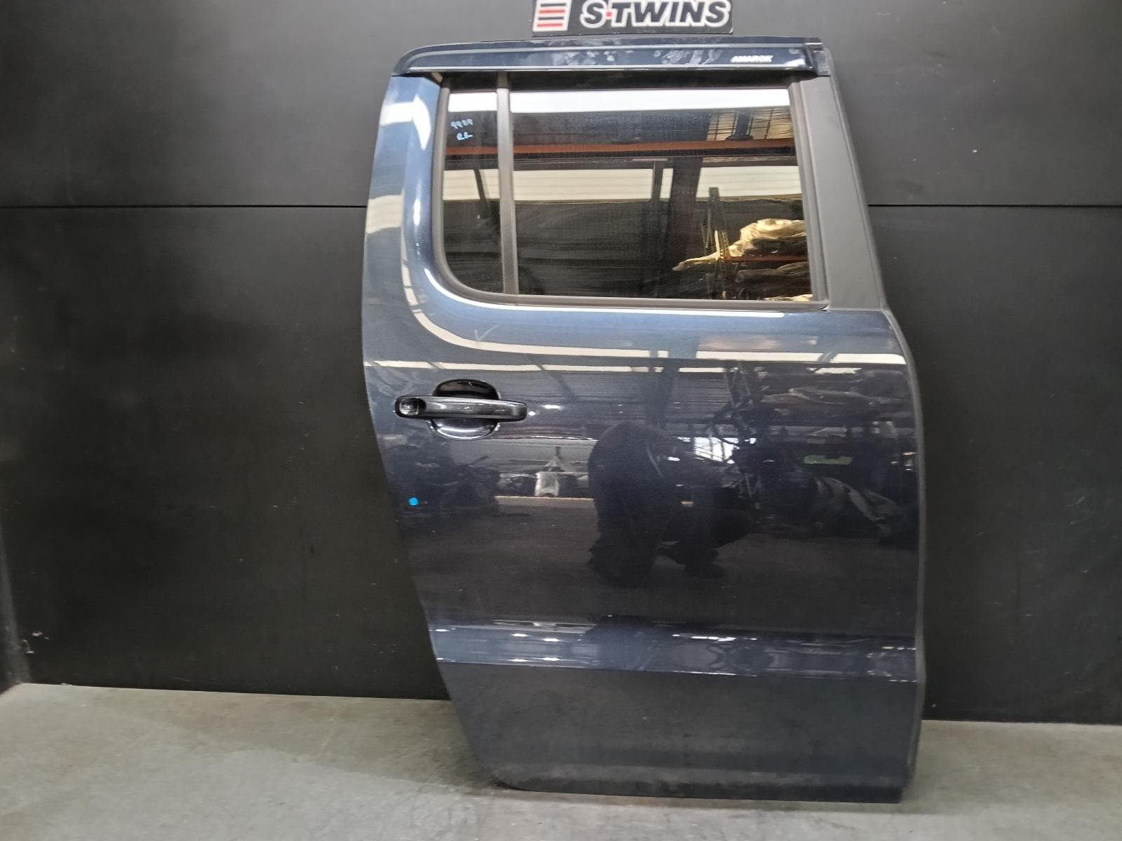 Used auto part listing image: 2018 VOLKSWAGEN AMAROK RIGHT REAR DOOR SLIDING 2H, DUAL CAB, 10/10-09/22 0000394759