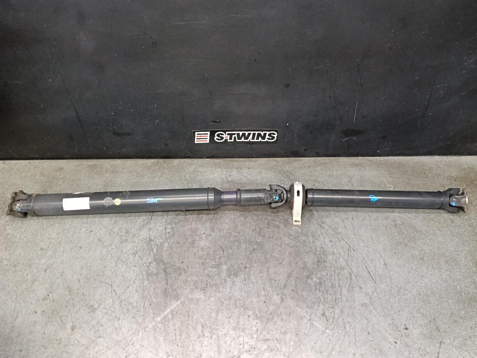 Used auto part listing image: 2018 VOLKSWAGEN AMAROK REAR PROP SHAFT AUTO/MANUAL T/M, 4WD, 1690mm, 2H, 10/10-09/22 0000394435