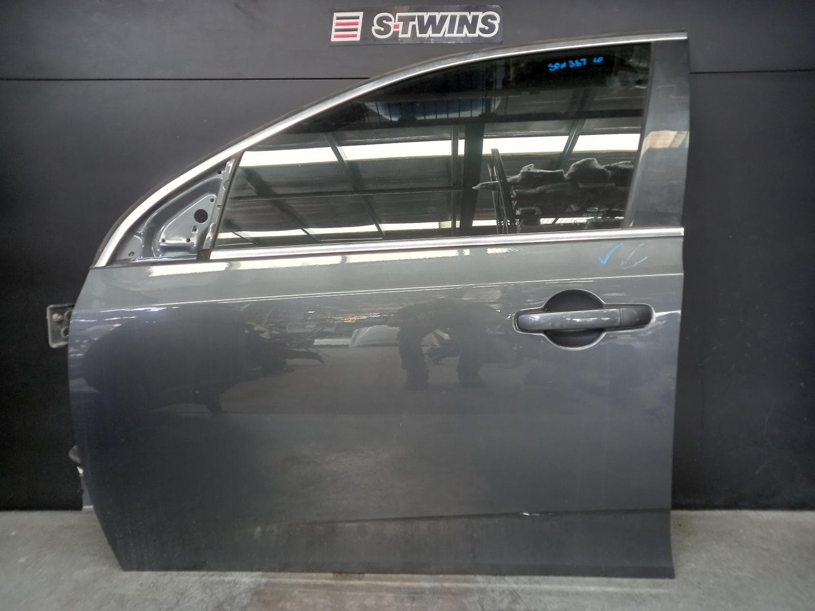 Used auto part listing image: 2015 FORD FALCON LEFT FRONT DOOR FG-FGX, 05/08-12/16 0000378455