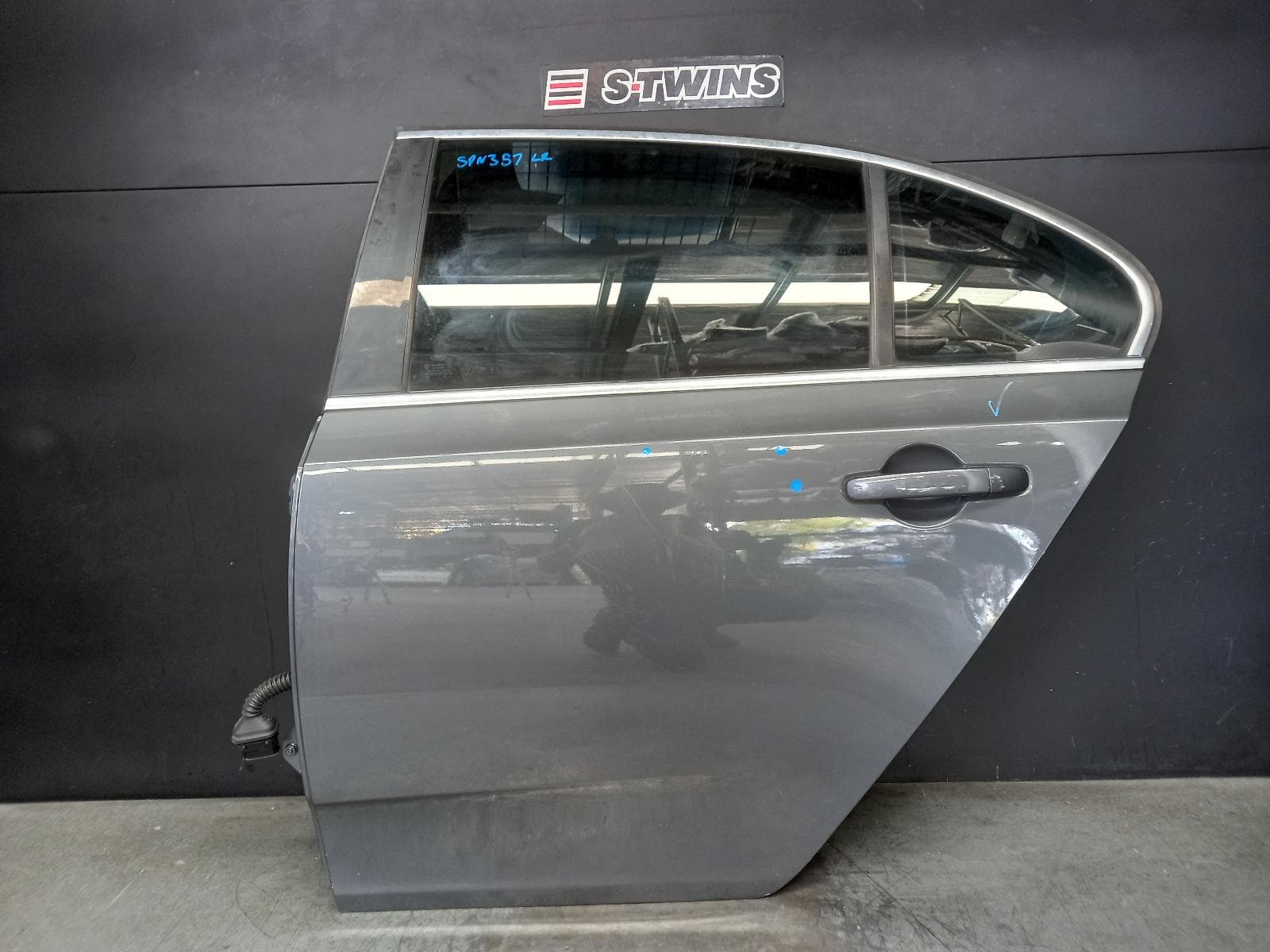 Used auto part listing image: 2015 FORD FALCON LEFT REAR DOOR SLIDING FG-FGX, 05/08-12/16 0000378225