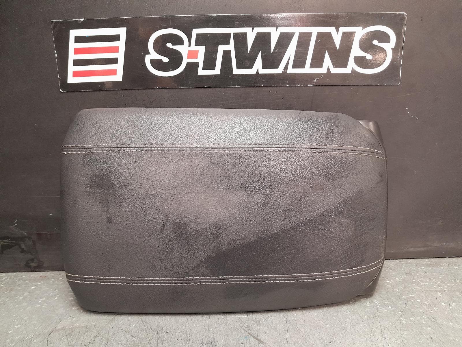 Used auto part listing image: 2015 FORD FALCON CONSOLE FG-FGX, CONSOLE LID, LEATHER TYPE, BLACK, STITCH TYPE, 05/08-12/16 0000378478
