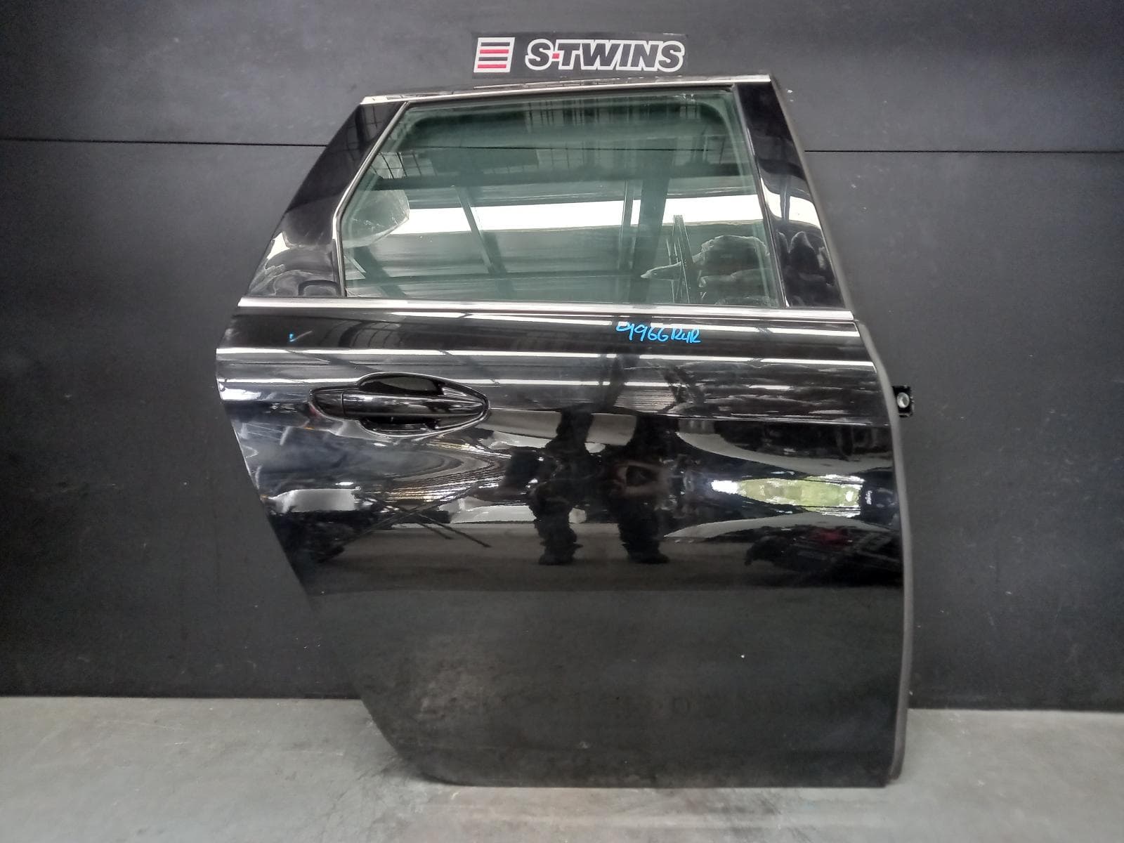Used auto part listing image: 2017 PEUGEOT 308 RIGHT REAR DOOR SLIDING T9, WAGON, 10/14-01/21 0000389369