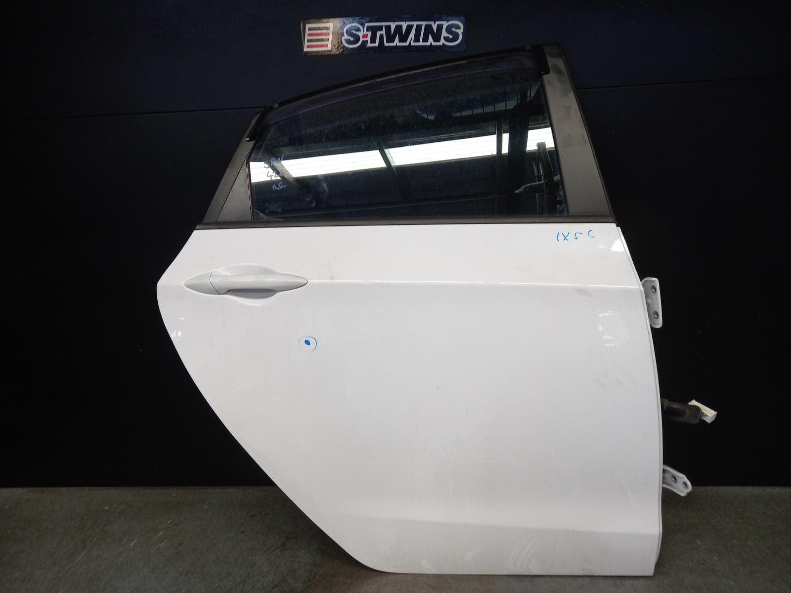 Used auto part listing image: 2015 HYUNDAI I30 RIGHT REAR DOOR SLIDING GD, 5DR HATCH, 03/12-04/17 0000375699