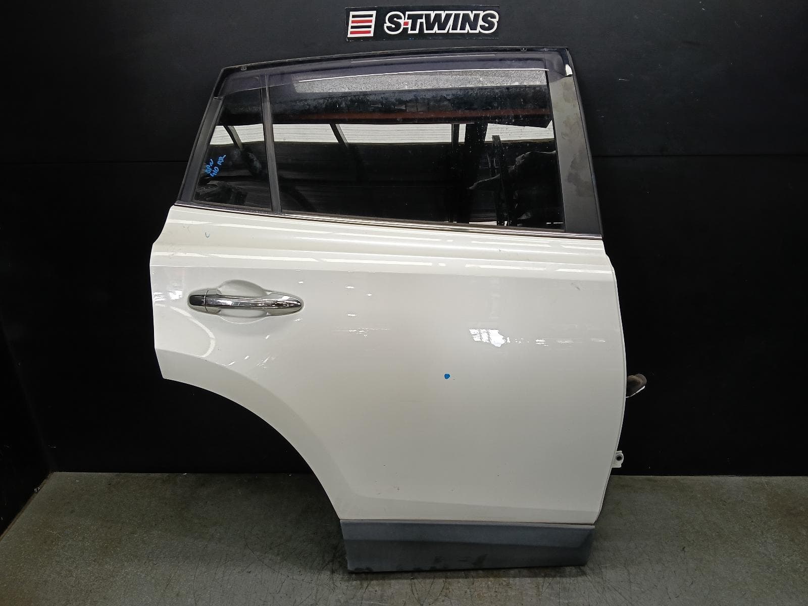Used auto part listing image: 2017 TOYOTA RAV4 RIGHT REAR DOOR SLIDING XA40, 12/12-12/18 0000405927