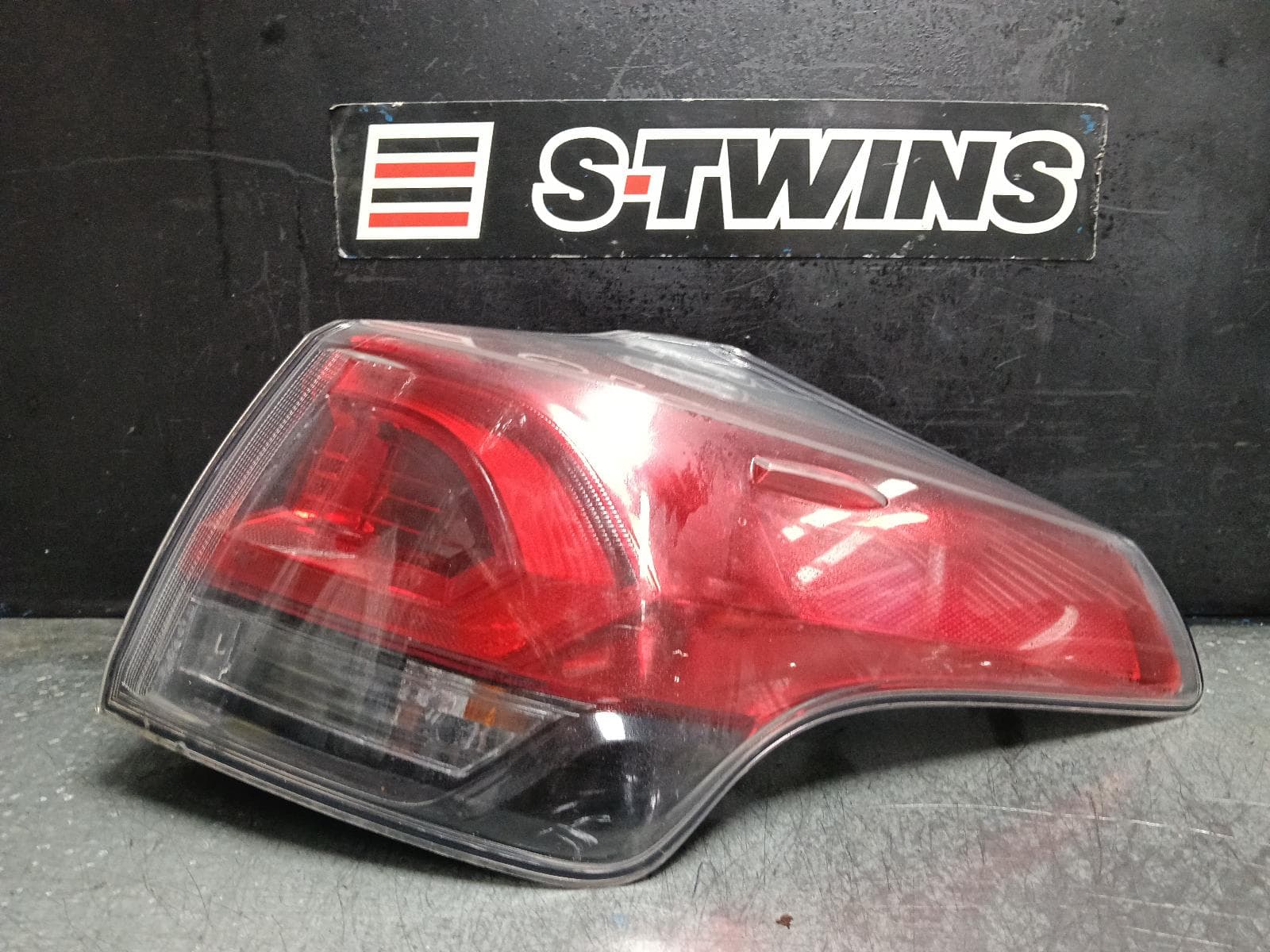 Used auto part listing image: 2017 TOYOTA RAV4 RIGHT TAILLIGHT IN BODY, XA40, 10/15-12/18 0000405944