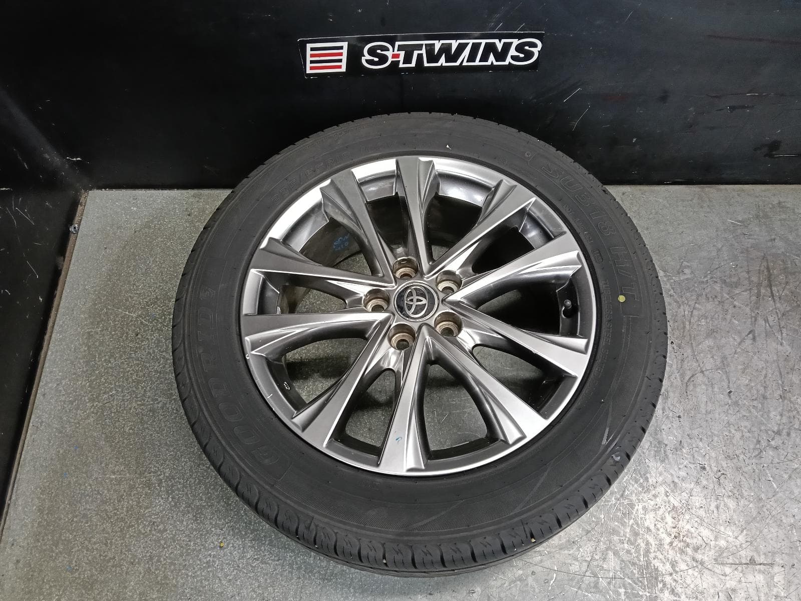 Used auto part listing image: 2017 TOYOTA RAV4 WHEEL MAG FACTORY, 18X7.5IN, DUAL SPOKE, XA40, 12/15-12/18 0000405950