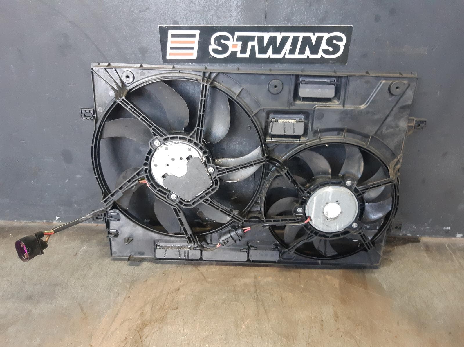 Used auto part listing image: 2014 VOLKSWAGEN GOLF FAN DUAL FAN ASSY, 2.0, PETROL, CHHA/CHHB/CJXB/CXDA/DJHB/CJXD/DLBA CODE, 320W/200W (BROSE), GEN 7, 11/12-08/20 0000377312