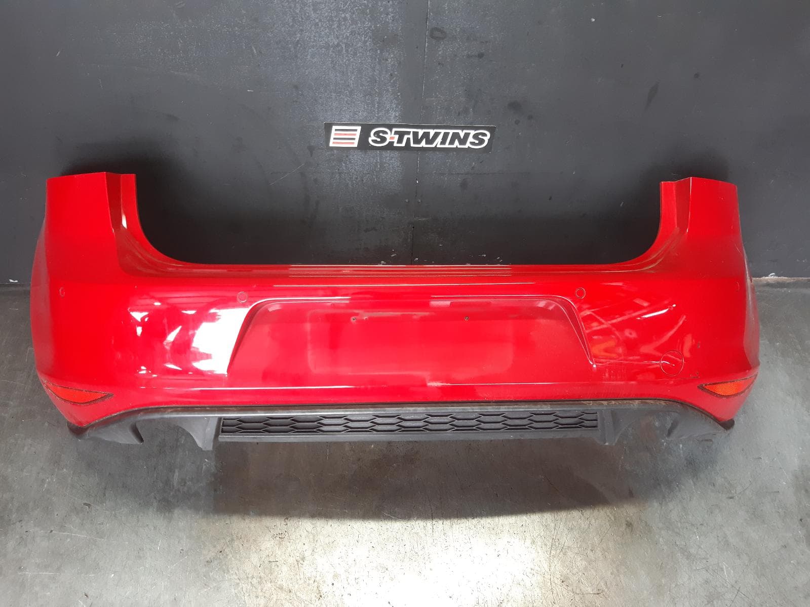 Used auto part listing image: 2014 VOLKSWAGEN GOLF REAR BUMPER BUMPER BAR, GEN 7, HATCH/GTi, W/ PARK SENSOR TYPE, 11/12-03/17 0000376155