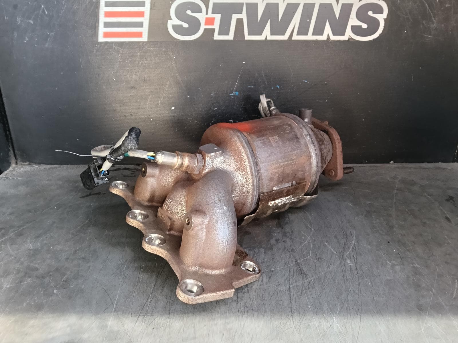 Used auto part listing image: 2024 HYUNDAI STARIA CATALYTIC CONVERTER MANIFOLD-CAT TYPE, 3.5, G6DU, PETROL, LH SIDE, US4, 04/21- 0000403937
