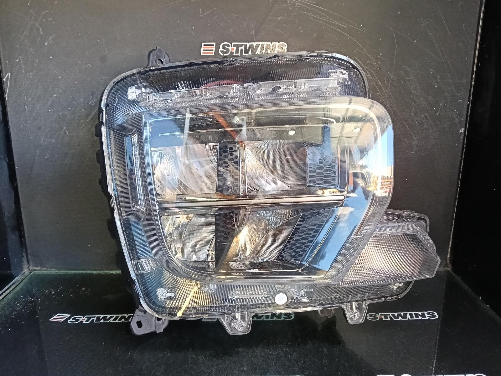 Used auto part listing image: 2024 HYUNDAI STARIA LEFT HEADLAMP W/ LED TYPE, US4, 04/21- 0000403945
