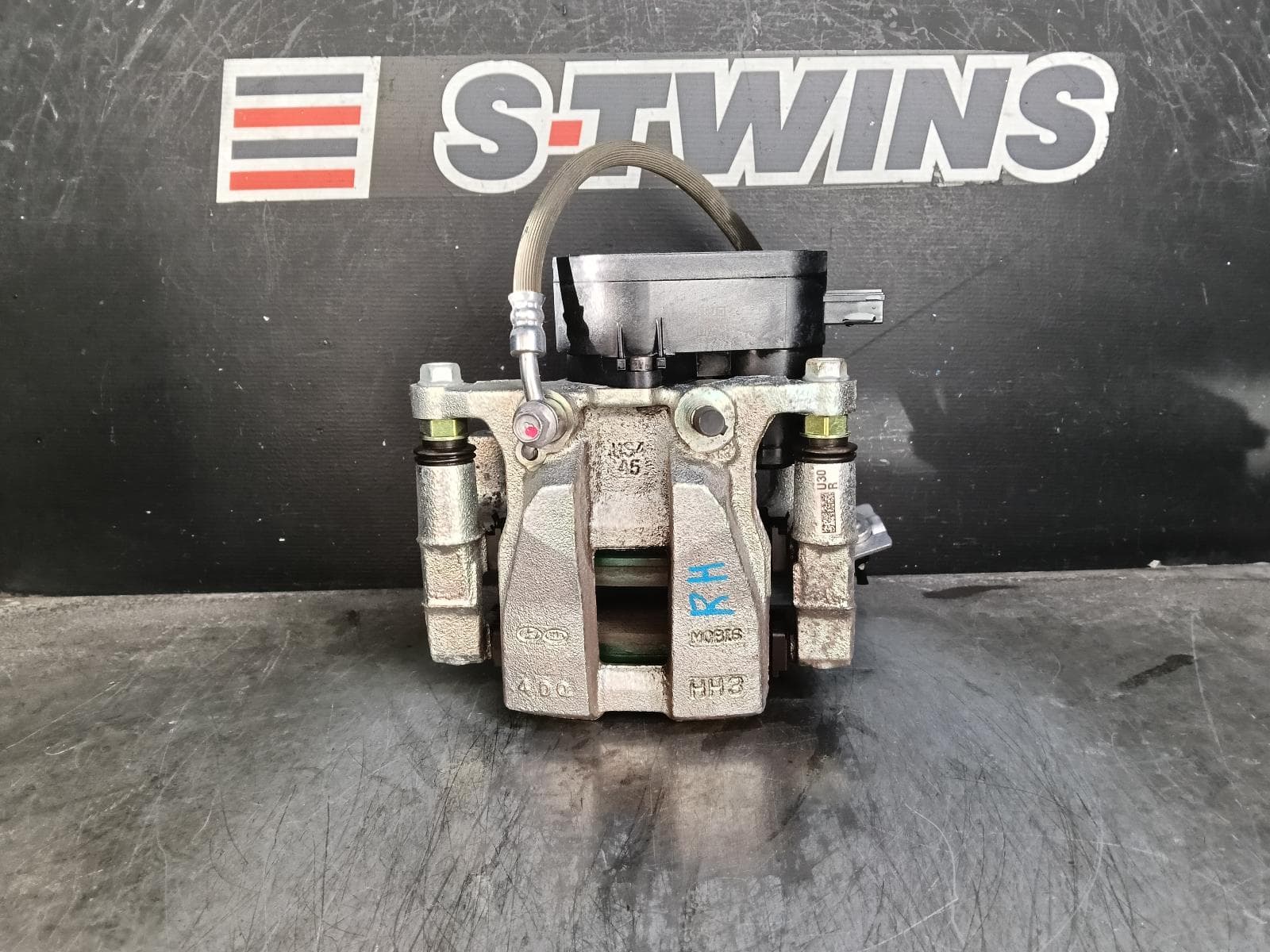 Used auto part listing image: 2024 HYUNDAI STARIA CALIPER US4, RH REAR, 04/21- 0000404056