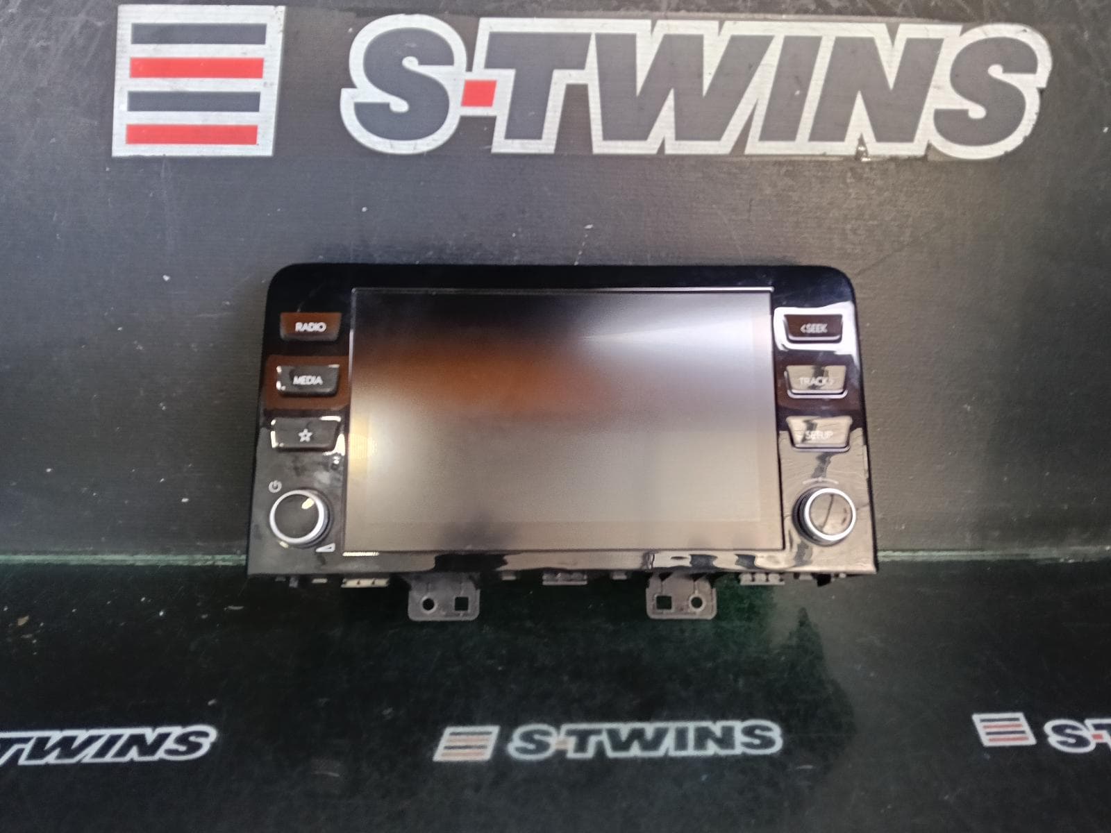 Used auto part listing image: 2024 HYUNDAI STARIA DISPLAY UNIT, 10.25IN TOUCHSCREEN, W/ SAT NAV TYPE, US4, 04/21- 0000403948