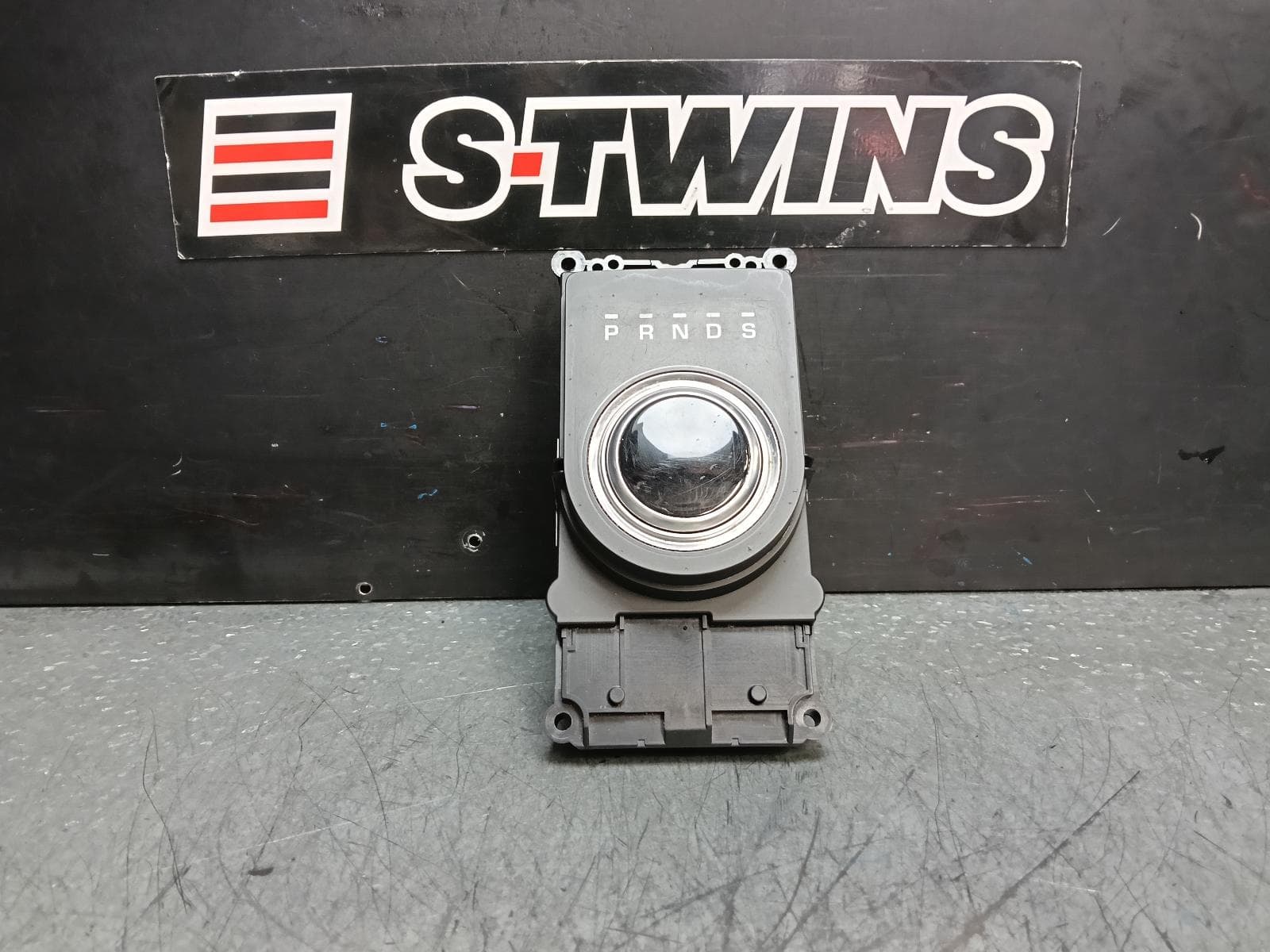 Used auto part listing image: 2017 LAND ROVER DISCOVERY SPORT GEAR STICK SHIFTER GEAR SHIFT ASSY, AUTO, L550, 01/15-06/19 0000380870