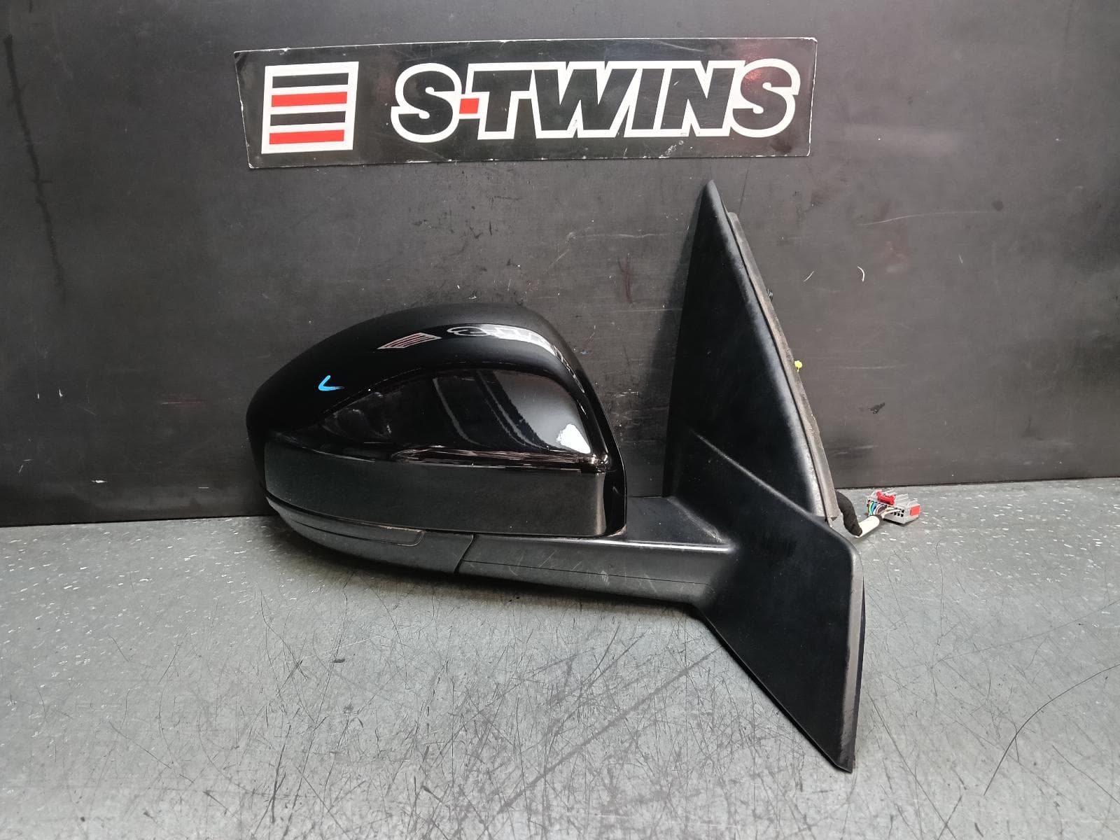 Used auto part listing image: 2017 LAND ROVER DISCOVERY SPORT RIGHT DOOR MIRROR L550, NON WATER WADING, W/ MEMORY, NON BLIND SPOT TYPE, NON CAMERA TYPE, 01/15-06/19 0000380875