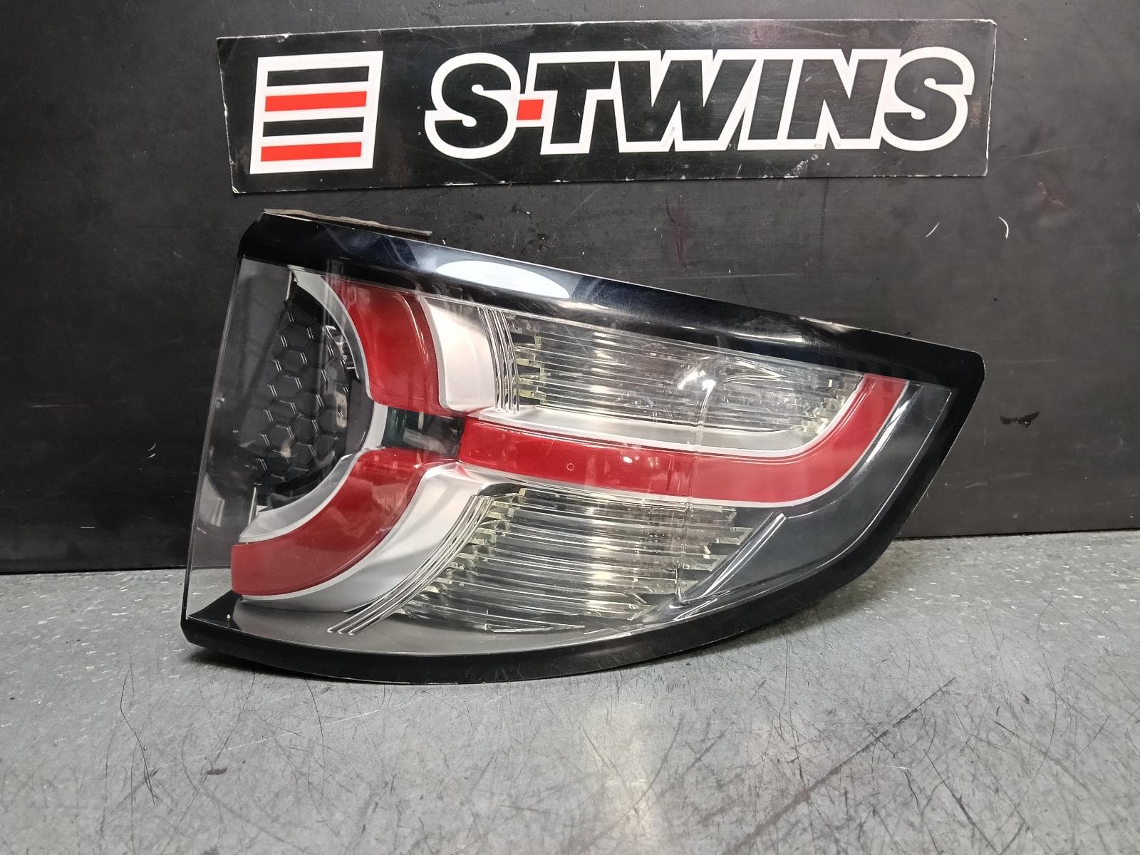 Used auto part listing image: 2017 LAND ROVER DISCOVERY SPORT RIGHT TAILLIGHT IN BODY, LED, RED MARKING LIGHT TYPE, L550, 01/15-06/19 0000380878