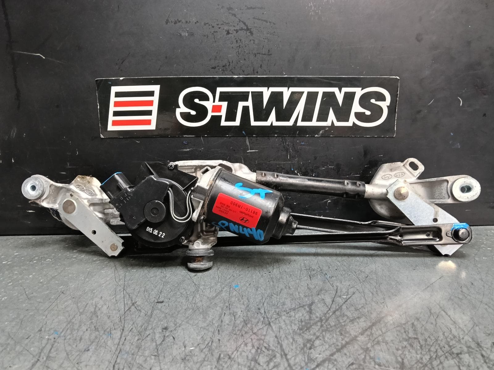 Used auto part listing image: 2015 HYUNDAI ACCENT WIPER MOTOR FRONT, RB, 05/11-12/19 0000384158
