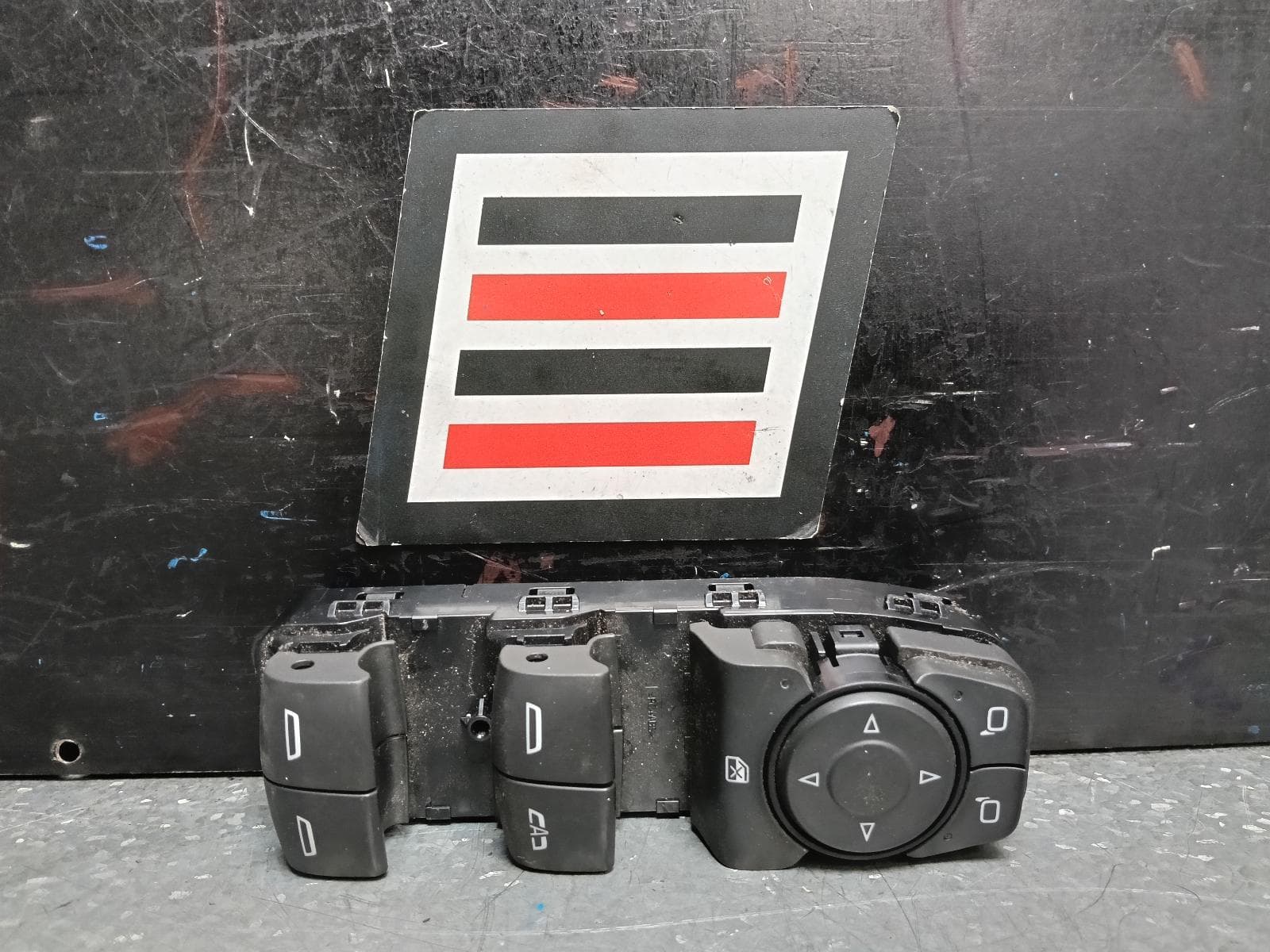 Used auto part listing image: 2021 HYUNDAI SANTA FE PWR DR WIND SWITCH RH FRONT (MASTER SWITCH), W/FOLDING MIRRORS TYPE, W/CHILD LOCK TYPE, TM, 10/20-10/23 0000385460