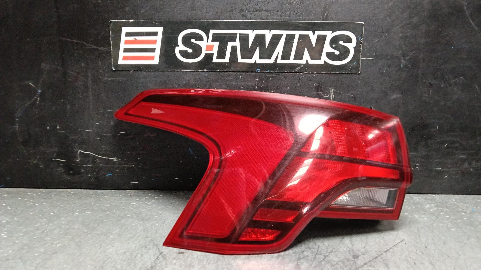 Used auto part listing image: 2021 HYUNDAI SANTA FE LEFT TAILLIGHT IN BODY, NON LED TYPE, TM, 10/20-10/23 0000401009