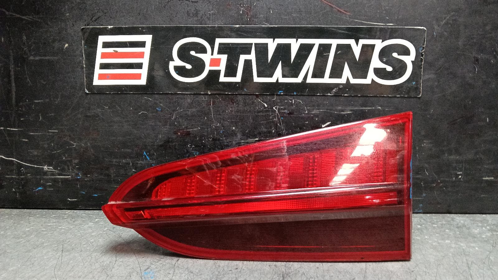 Used auto part listing image: 2021 HYUNDAI SANTA FE REAR GARNISH TAILGATE LAMP (RH SIDE), LED TYPE, TM, 10/20-10/23 0000401010