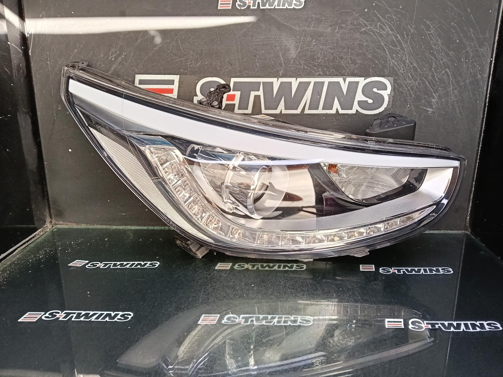 Used auto part listing image: 2016 HYUNDAI ACCENT RIGHT HEADLAMP RB, SR, LED TYPE, 07/13-12/19 0000379239