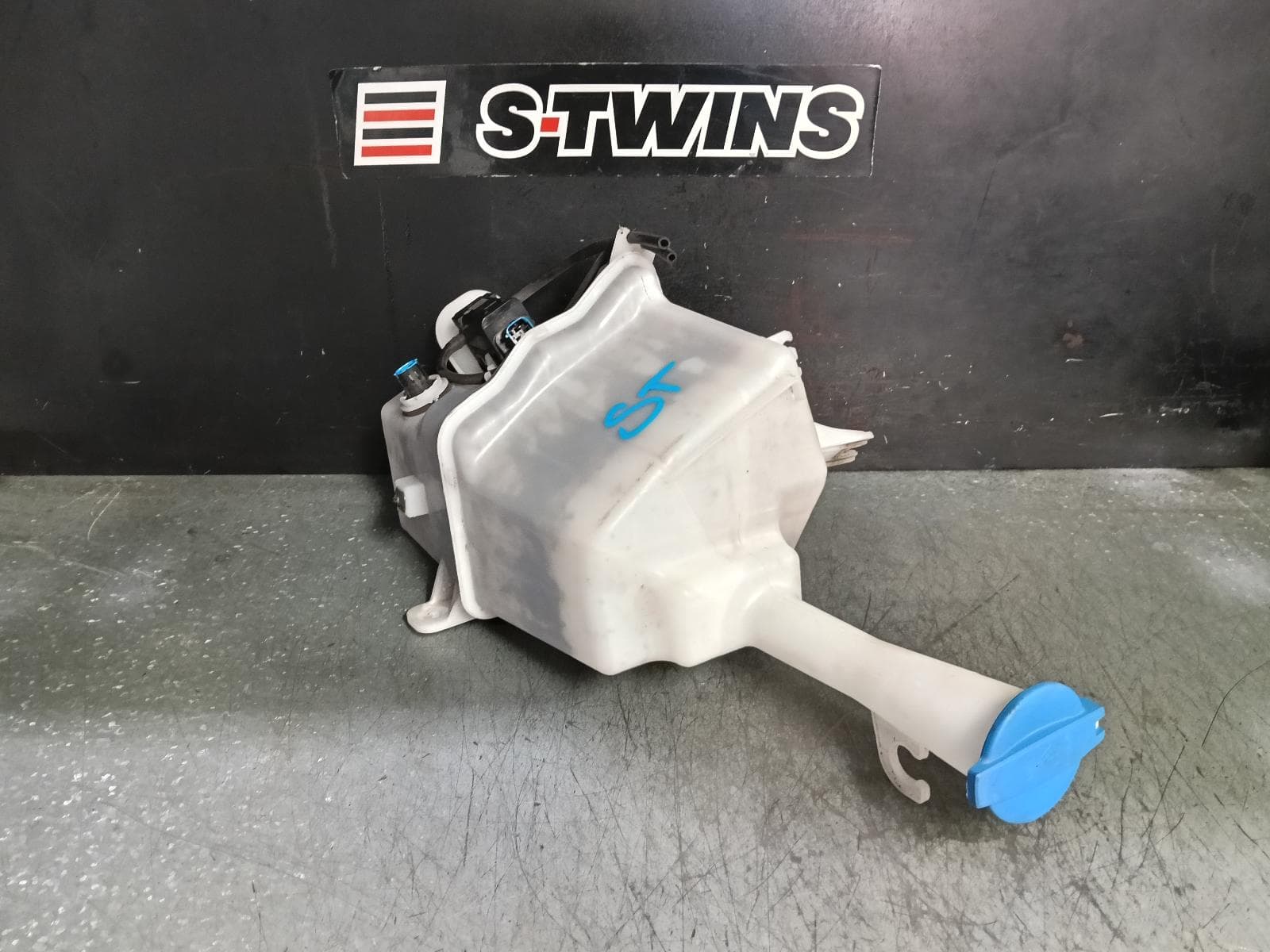 Used auto part listing image: 2020 KIA CERATO WASHER BOTTLE BD, HATCH, 09/18-09/24 0000389168
