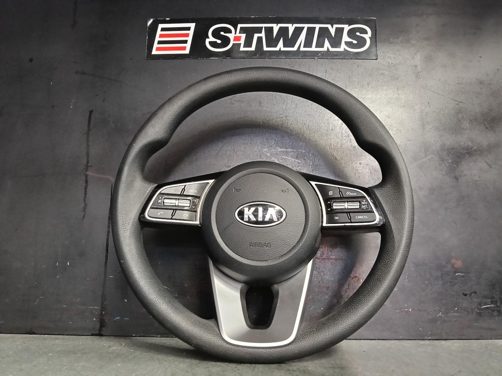 Used auto part listing image: 2020 KIA CERATO STEERING WHEEL VINYL, BD, S, 04/18-09/24 0000389182