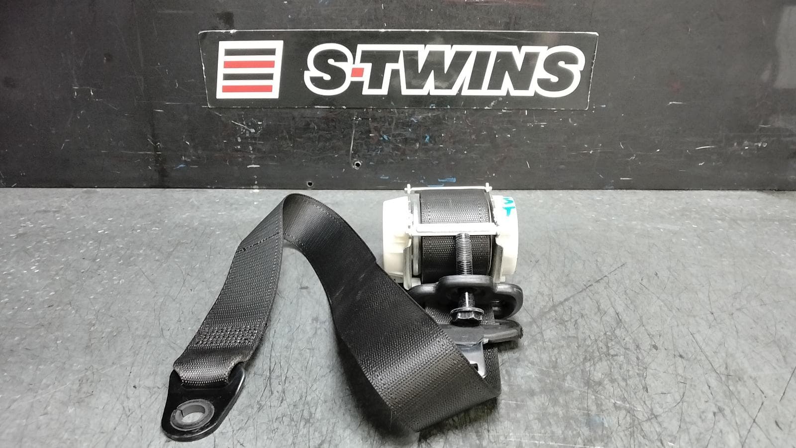 Used auto part listing image: 2016 HOLDEN COMMODORE SEAT BELT STALK RH FRONT, SEAT BELT ONLY, VF, 05/13-12/17 0000392552