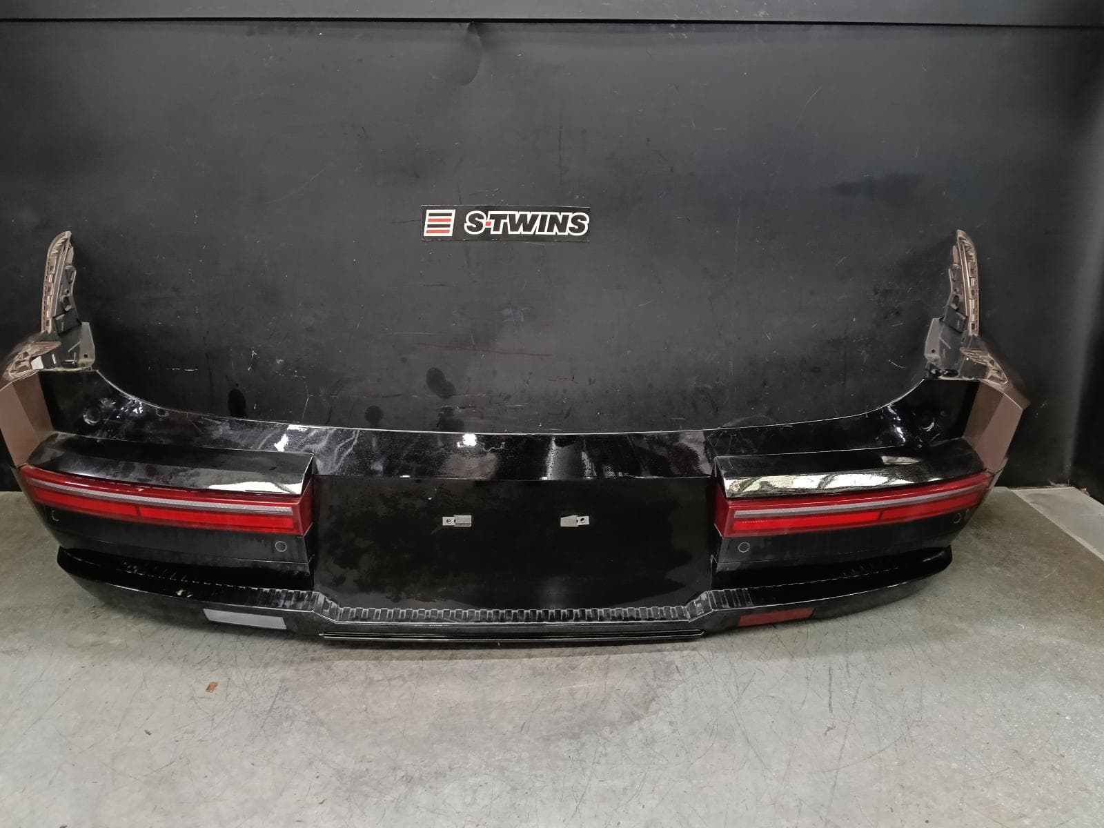 Used auto part listing image: 2024 HYUNDAI SANTA FE REAR BUMPER MX5, BUMPER BAR (3 PIECE), W/ 6 SENSOR TYPE, HIGH GLOSS BLACK, 11/23- 0000413651